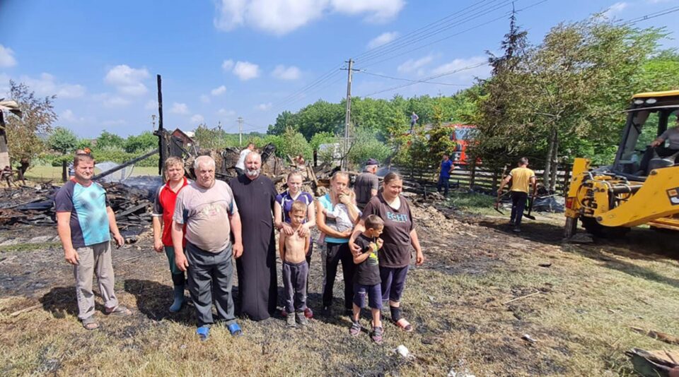 Arhiepiscopia Sucevei a demarat o campanie umanitară pentru ajutorarea unei familii din Vârfu Dealului, rămasă pe drumuri după un incendiu puternic