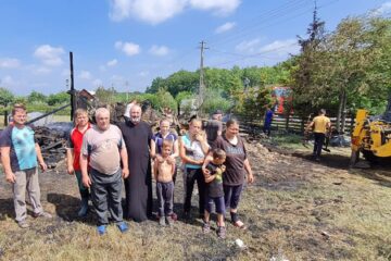 Arhiepiscopia Sucevei a demarat o campanie umanitară pentru ajutorarea unei familii din Vârfu Dealului, rămasă pe drumuri după un incendiu puternic