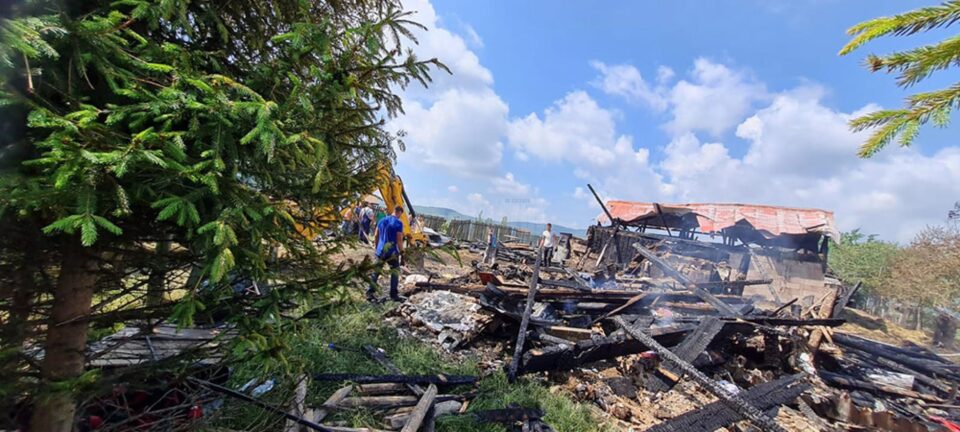 Arhiepiscopia Sucevei a demarat o campanie umanitară pentru ajutorarea unei familii din Vârfu Dealului, rămasă pe drumuri după un incendiu puternic