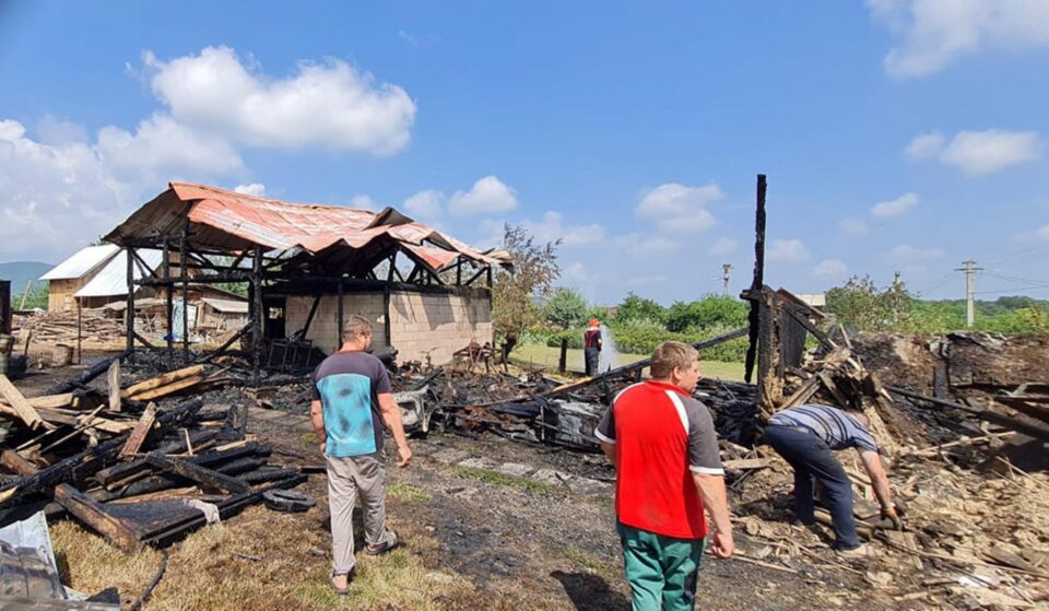 Arhiepiscopia Sucevei a demarat o campanie umanitară pentru ajutorarea unei familii din Vârfu Dealului, rămasă pe drumuri după un incendiu puternic