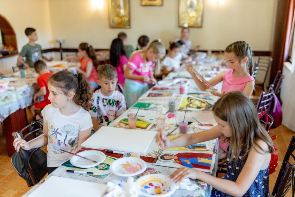 76 de elevi au participat anul acesta în Tabăra de creație „Micii iconari” de la Adâncata 76 de elevi au participat anul acesta în Tabăra de creație „Micii iconari” de la Adâncata