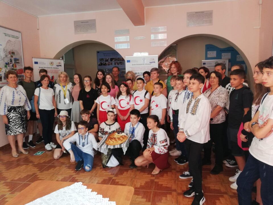 Elevi și profesori din Lituania, Grecia, Portugalia, Slovacia și Turcia la Școala Gimnazială Nr. 4 Suceava, într-o experiență de mobilitate Erasmus+, în cadrul proiectului „Let's go to learn outside !”