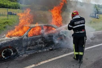 Două autoturisme marca Mercedes au ars în aceeași zi. Foto turnulsfatului.ro