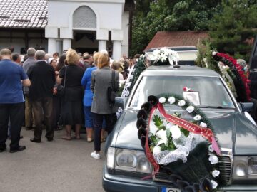 Lacrimi, flori și sute de oameni cu inimi împietrite de durere, la înmormântarea sucevencei ucise de rechin într-o stațiune din Egipt