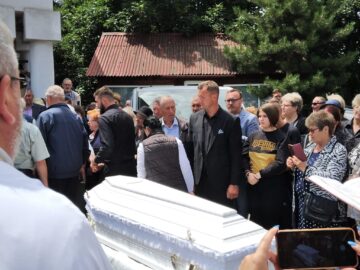 Lacrimi, flori și sute de oameni cu inimi împietrite de durere, la înmormântarea sucevencei ucise de rechin într-o stațiune din Egipt