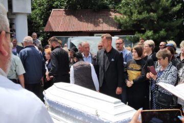 Lacrimi, flori și sute de oameni cu inimi împietrite de durere, la înmormântarea sucevencei ucise de rechin într-o stațiune din Egipt