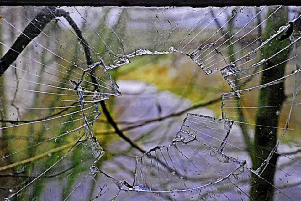 A spart un magazin sătesc pentru că era flămând și căuta mâncare. Foto rfi.ro