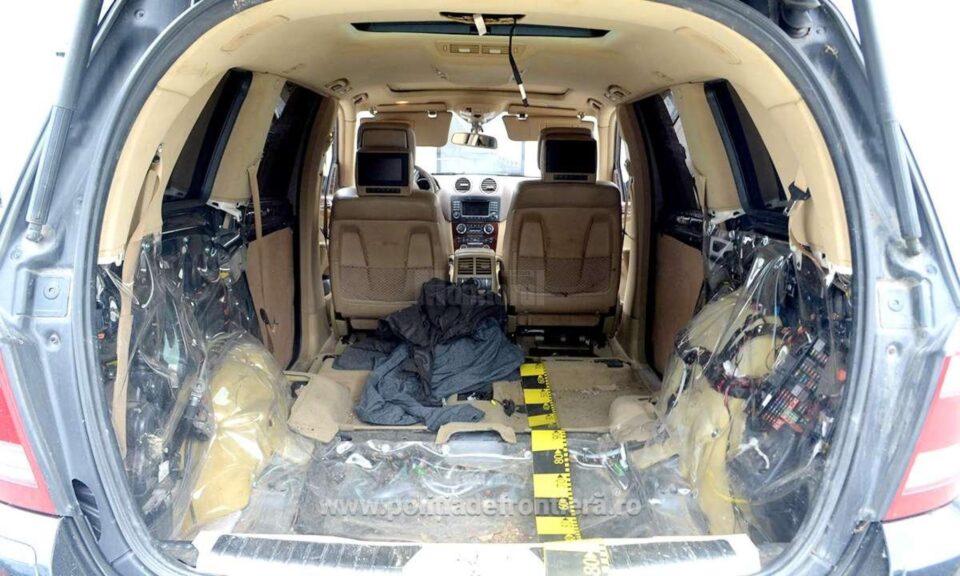 Mercedes de 20.000 de euro și țigări de 45.000 de euro, confiscate de polițiștii de frontieră