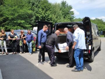 Sicriul cu trupul neînsuflețit al sucevencei Roxana Alina Donisan a ajuns acasă