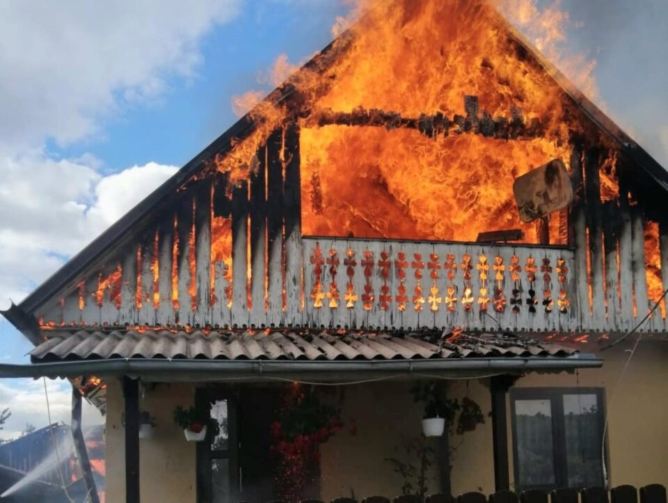 Incendiu puternic, la Mălini