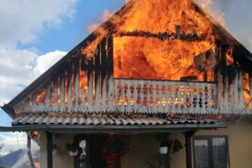 Incendiu puternic, la Mălini