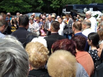 Lacrimi, flori și sute de oameni cu inimi împietrite de durere, la înmormântarea sucevencei ucise de rechin într-o stațiune din Egipt