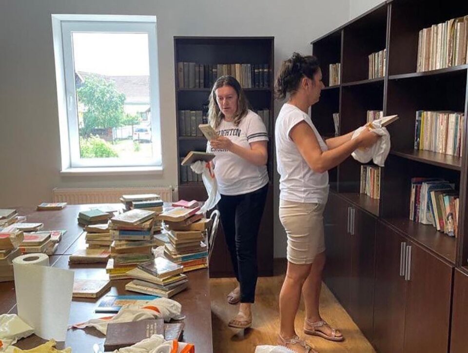 Biblioteca din Mitocu Dragomirnei prinde viață după un sfert de secol