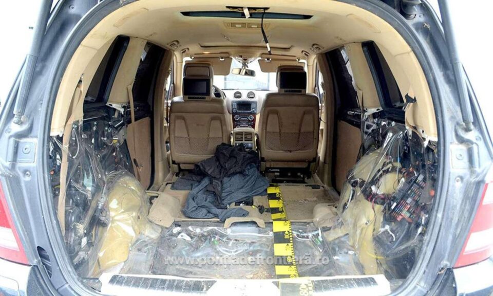 Mercedes de 20.000 de euro și țigări de 45.000 de euro, confiscate de polițiștii de frontieră