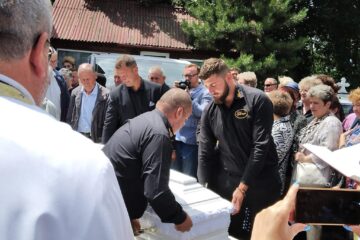 Lacrimi, flori și sute de oameni cu inimi împietrite de durere, la înmormântarea Roxanei Donisan