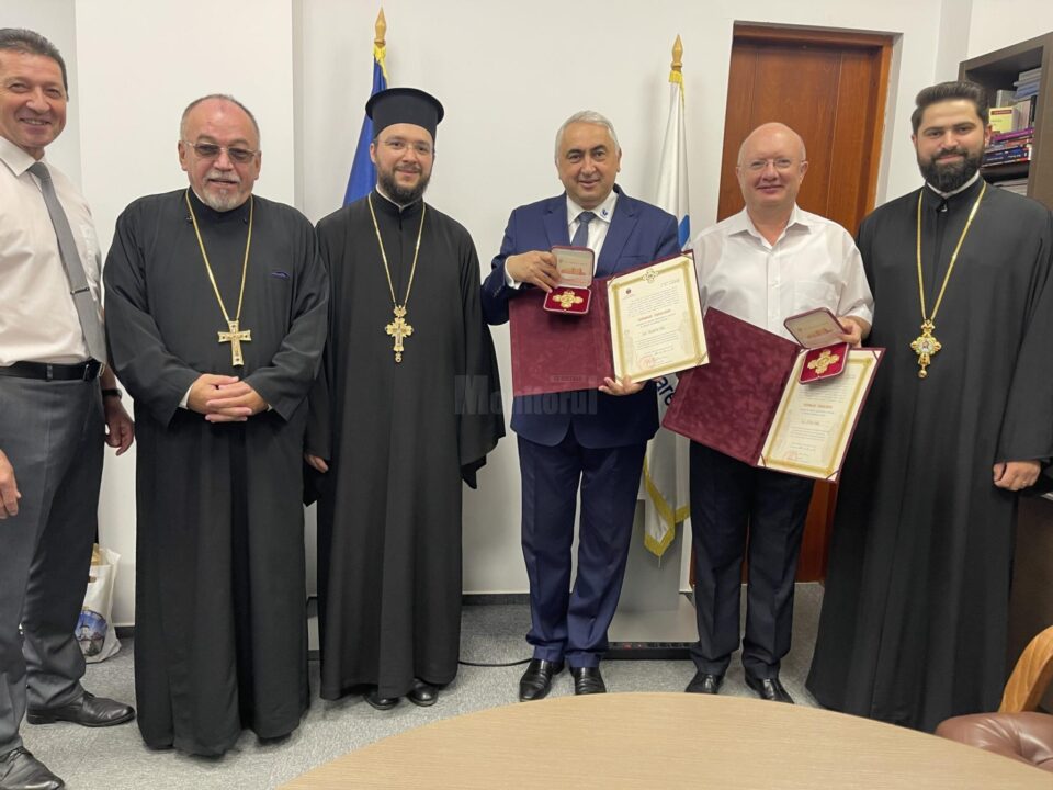 Delegatia Centrului Eparhial Suceava a oferit Medalia Jubiliara Rectorului Valentin Popa si Prorectorului Stefan Purici Delegatia Centrului Eparhial Suceava a oferit Medalia Jubiliara Rectorului Valentin Popa si Prorectorului Stefan Purici