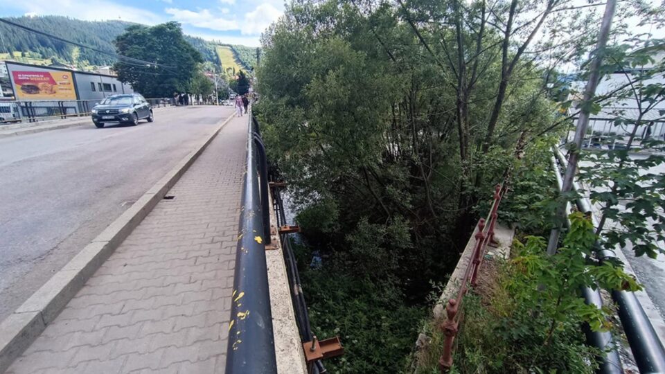 Râul Dorna, poluat constant, fără ca nimeni să ia măsuri