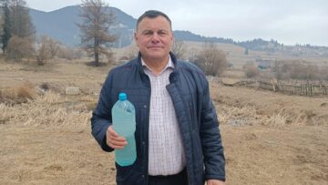 Primarul Dănuț Candrea a gustat din apa scoasă din izvor