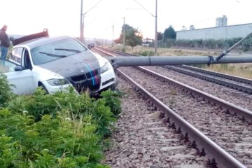 Trafic feroviar blocat pe magistrala spre București, după ce un șofer a rupt un stâlp