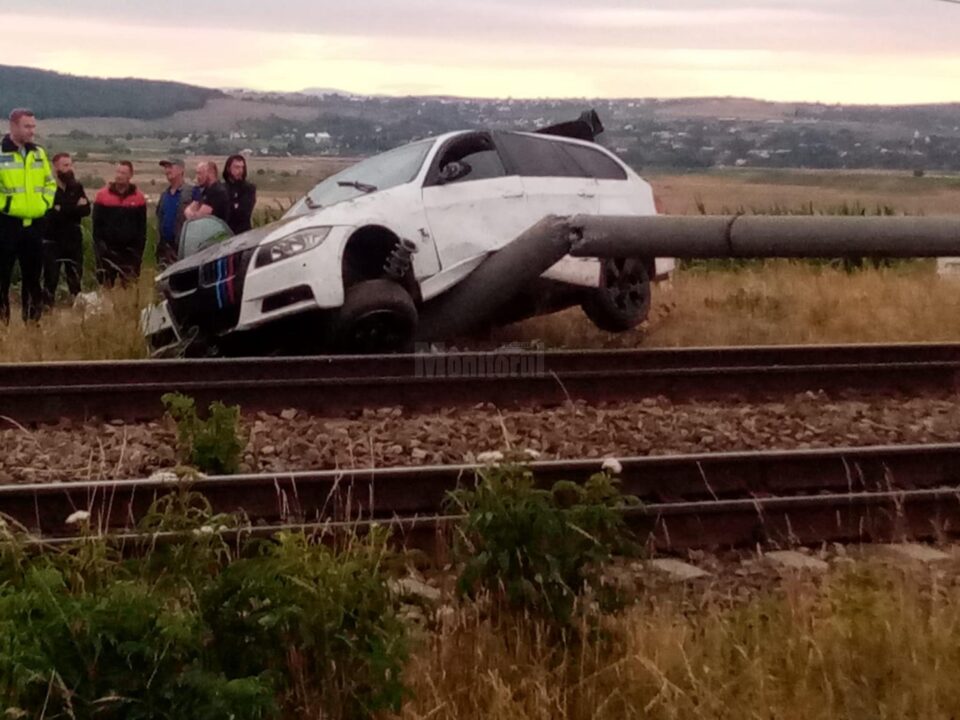 Trafic feroviar blocat pe magistrala spre București, după ce un șofer a rupt un stâlp