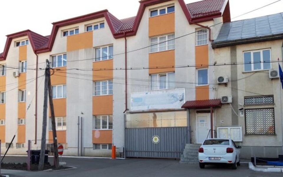 Doi suceveni, condamnați la pedepse cu executare pentru infracțiuni la regimul rutier, în aceeași zi