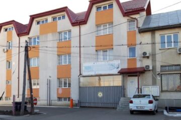 Doi suceveni, condamnați la pedepse cu executare pentru infracțiuni la regimul rutier, în aceeași zi