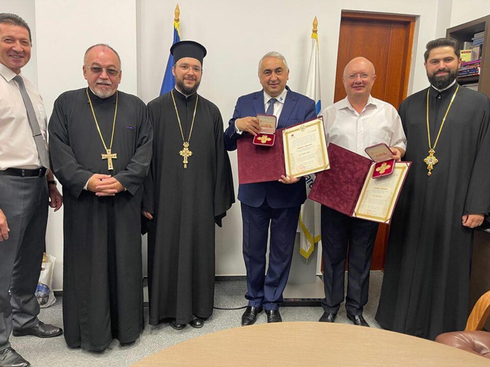 Medalie Jubiliară oferită rectorului și prorectorului USV, de o delegație a Arhiepiscopiei Sucevei și Rădăuților Medalie Jubiliară oferită rectorului și prorectorului USV, de o delegație a Arhiepiscopiei Sucevei și Rădăuților