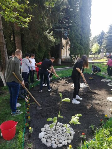 Elevii au înfrumusețat curtea școlii