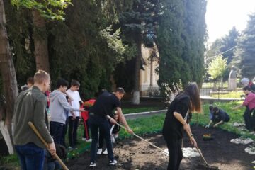 Elevii au înfrumusețat curtea școlii