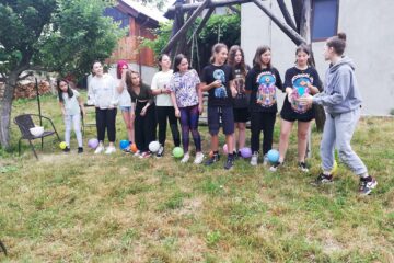 Elevi de la Palatul Copiilor Suceava, în tabăra de dezvoltare personală „Călătoriile lui Willy Frog”, la Cacica