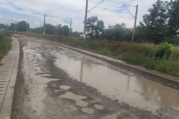 Halul în care a ajuns DJ 208A Suceava - Dolhasca pe multe porțiuni