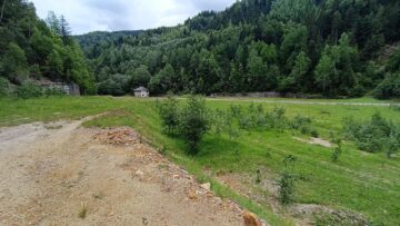 Cândva, aici era o adevărată forfotă de oameni și utilaje. Acum a mai rămas doar o clădire dărăpănată și amintirile unor oameni