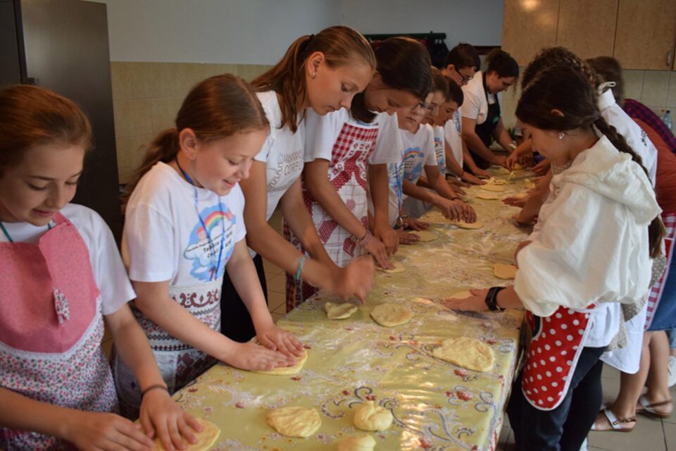 Zeci de copii au participat la Școala de vară „Copii la altar”, organizată de Parohia „Pogorârea Sfântului Duh” Bogdănești I