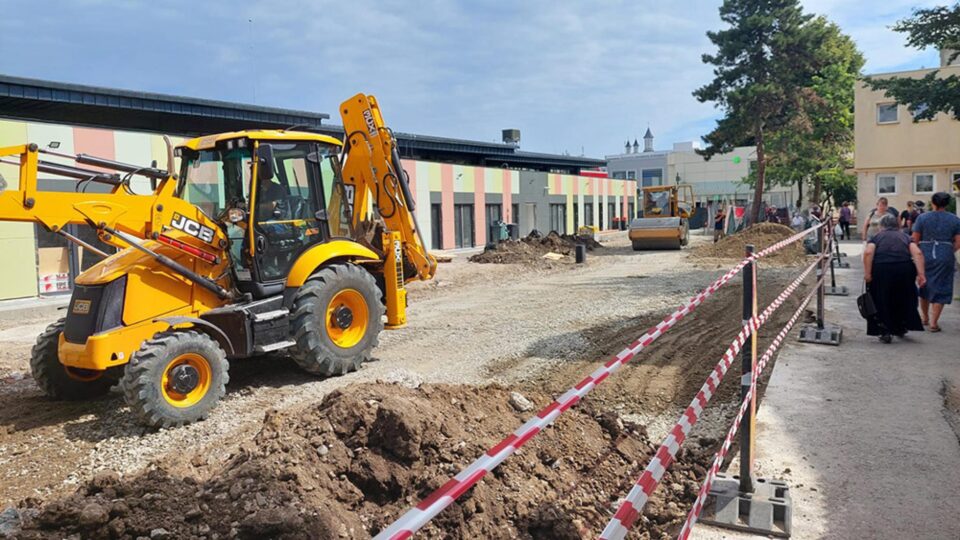 Apartamentele de lângă Piața Mică și laboratoarele universității au vibrat ca la cutremur, din cauza utilajelor folosite la lucrările din zonă