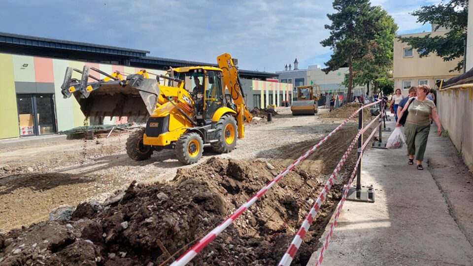 Apartamentele de lângă Piața Mică și laboratoarele universității au vibrat ca la cutremur, din cauza utilajelor folosite la lucrările din zonă
