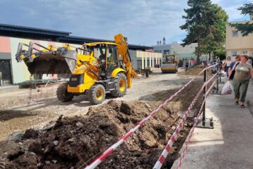 Apartamentele de lângă Piața Mică și laboratoarele universității au vibrat ca la cutremur, din cauza utilajelor folosite la lucrările din zonă
