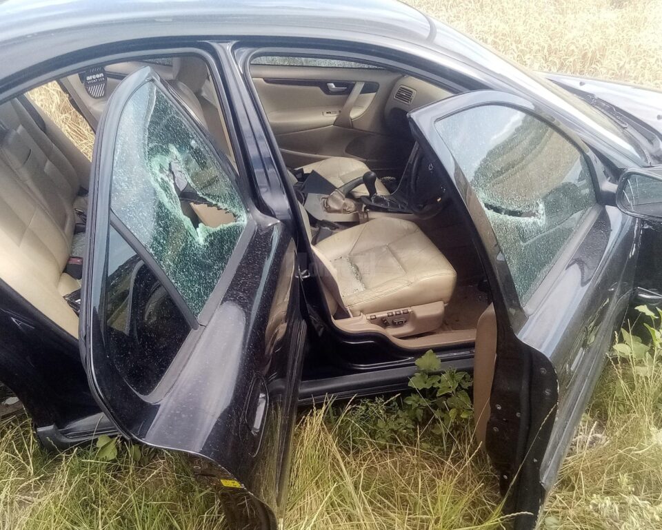 Autoturism abandonat la marginea E 85, cu grave avarii, după o urmărire cu poliția