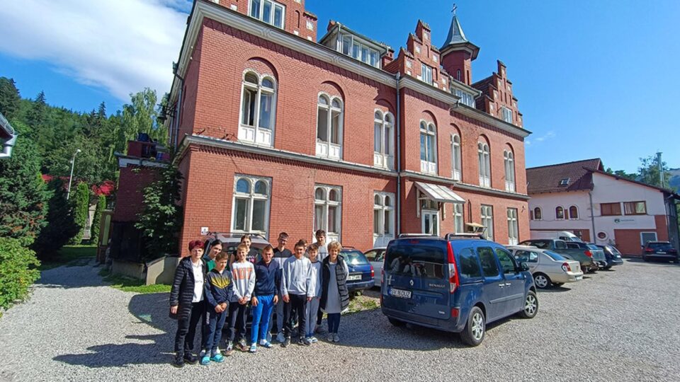 Iulia Negrea și sora ei, Camelia Zetu, împreună cu 10 dintre copiii de la Casa Vladimir Iulia Negrea și sora ei, Camelia Zetu, împreună cu 10 dintre copiii de la Casa Vladimir