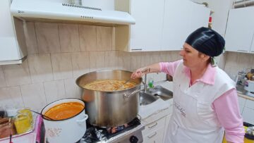 Zilnic se pregătește hrană pentru un număr de peste 200 de persoane