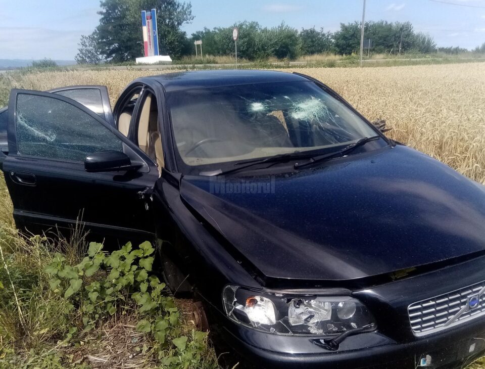 Autoturism abandonat la marginea E 85, cu grave avarii, după o urmărire cu poliția