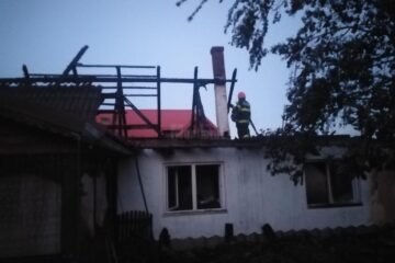 Mai multe anexe ale unei gospodării au fost distruse într-un incendiu