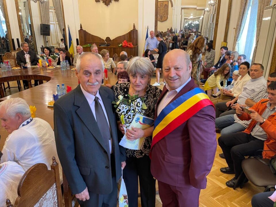 Primăria Vatra Dornei a premiat 30 de „cupluri de aur” care au împlinit 50 de ani de căsătorie