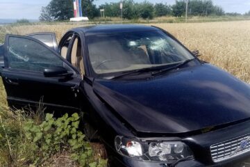 Autoturism abandonat la marginea E 85, cu grave avarii, după o urmărire cu poliția