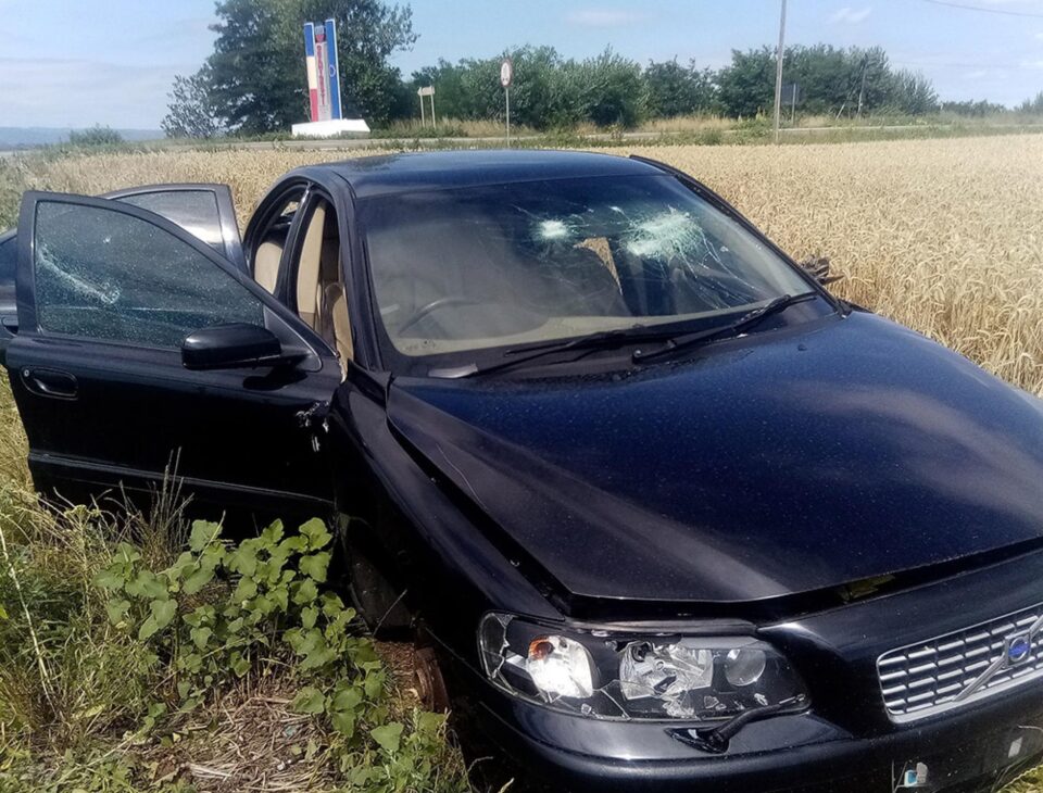 Autoturism abandonat la marginea E 85, cu grave avarii, după o urmărire cu poliția