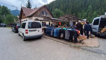 Târg ambulant în centrul comunei Crucea