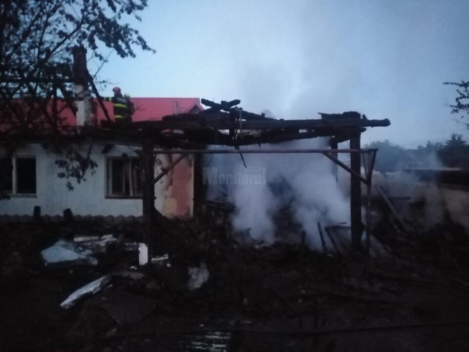 Mai multe anexe ale unei gospodării au fost distruse într-un incendiu