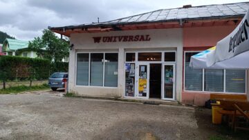 Unul din magazinele care funcționează în centrul comunei Crucea