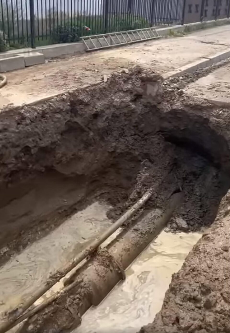 Conducta ACET care a cedat, lăsând întregul oraș Gura Humorului fără apă timp de două zile Conducta ACET care a cedat, lăsând întregul oraș Gura Humorului fără apă timp de două zile