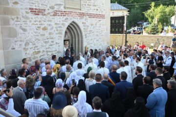 Sute de credincioași au participat, miercuri, 20 iulie 2022. la resfințirea bisericii monument a Mănăstirii „Sfântul Ilie” Șcheia