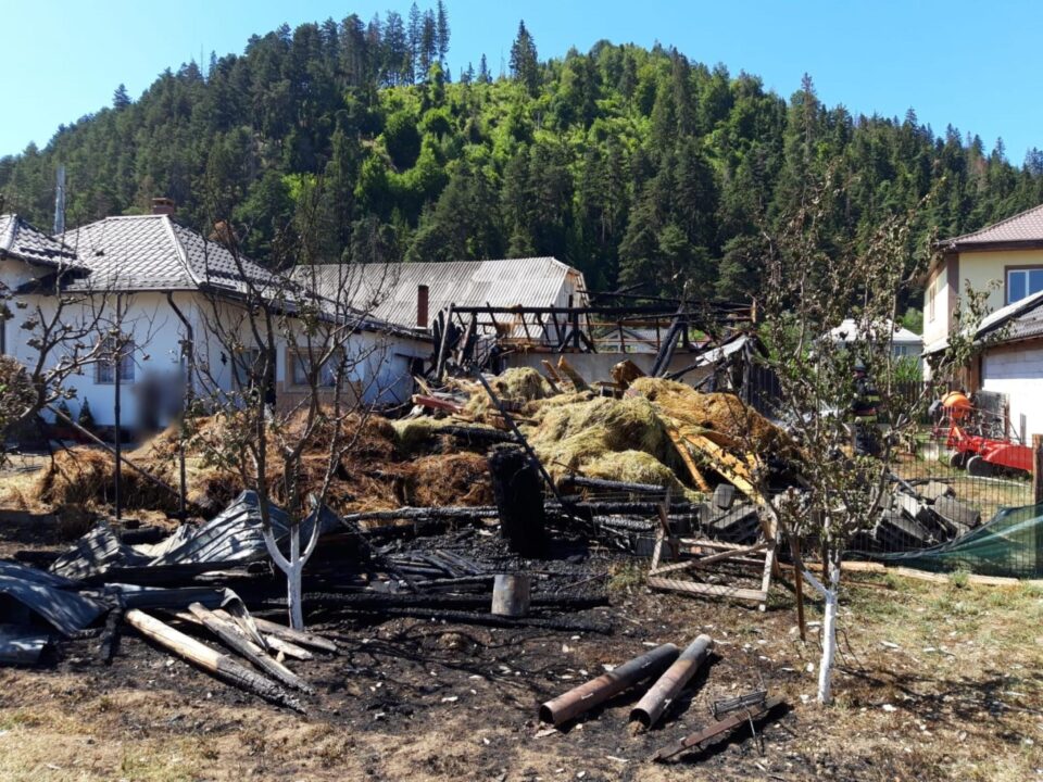 Un bărbat a suferit arsuri în urma unui incendiu plecat de la un scurtcircuit